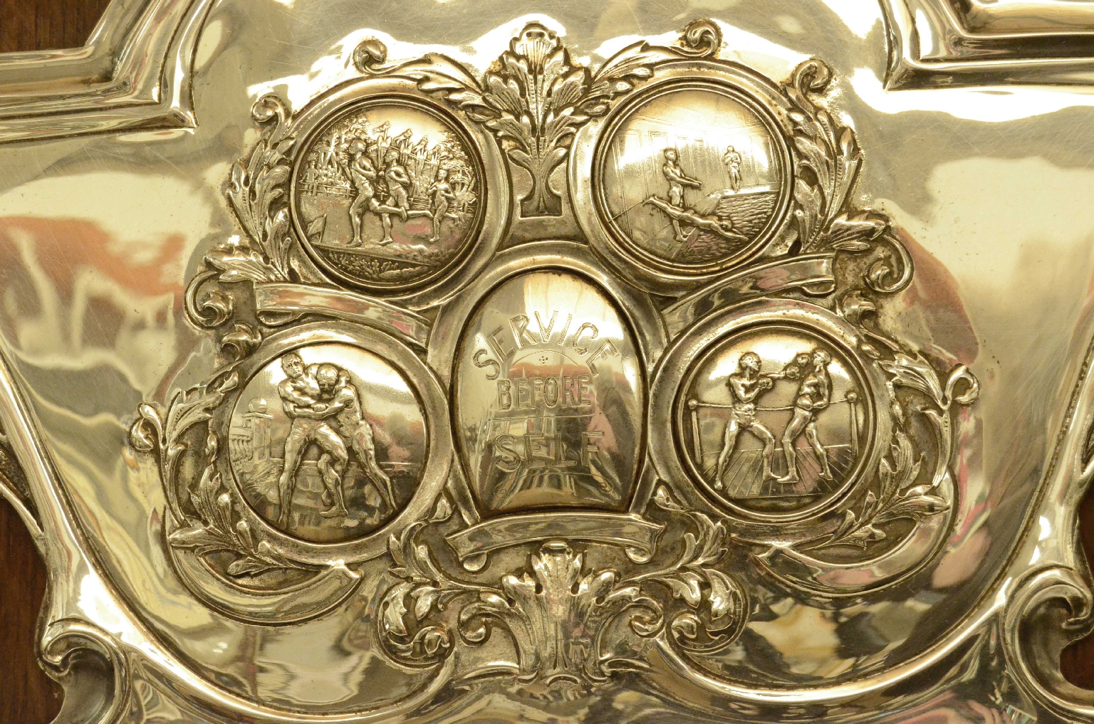 Curiosità/725-Imponente scudo da sfida