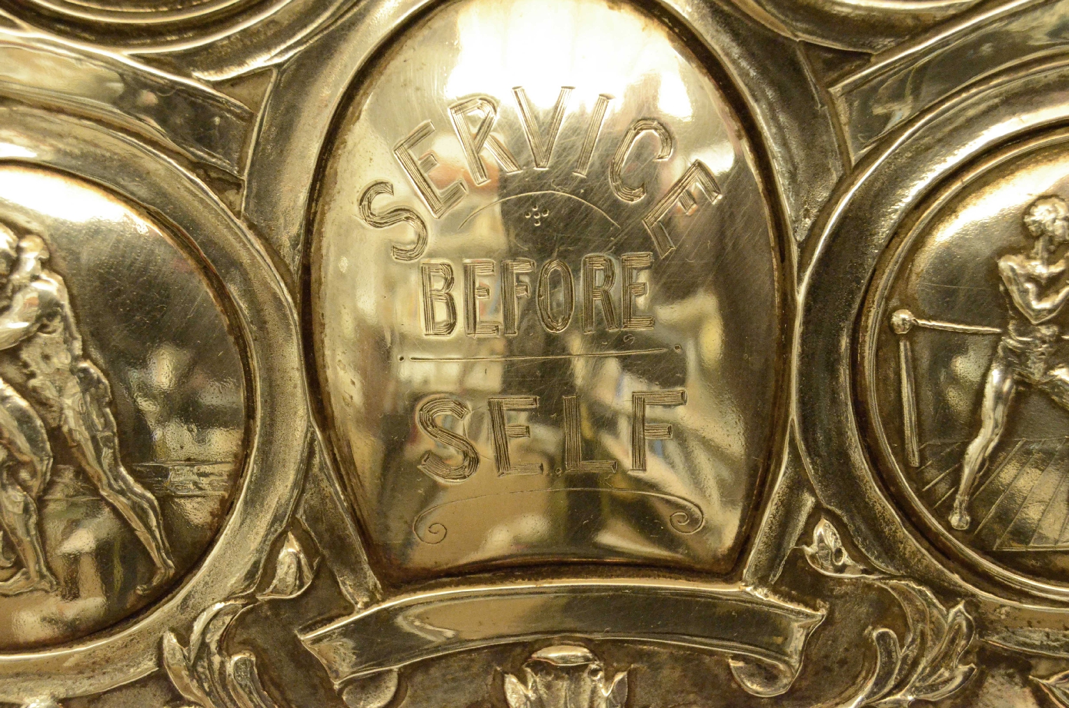 Curiosit&agrave;/725-Imponente  scudo da sfida