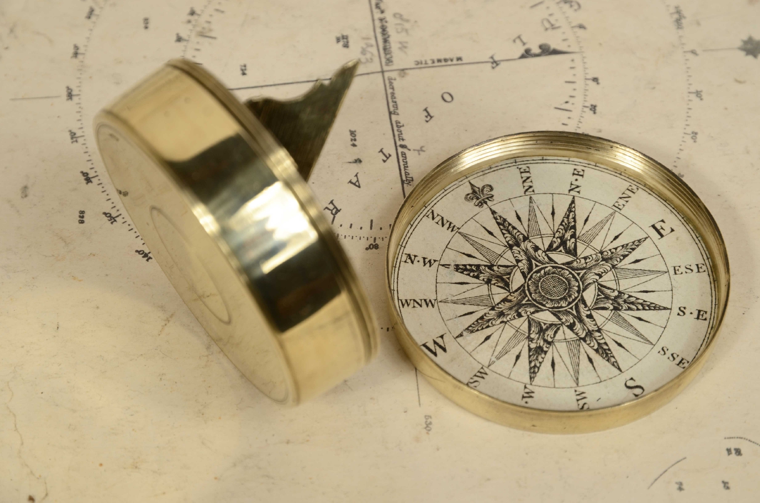 Antique compasses/7929-Compass and Sundial