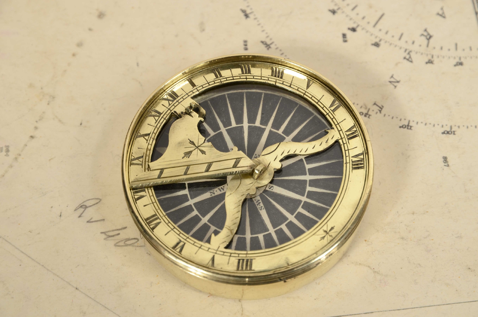 Antique compasses/7929-Compass and Sundial