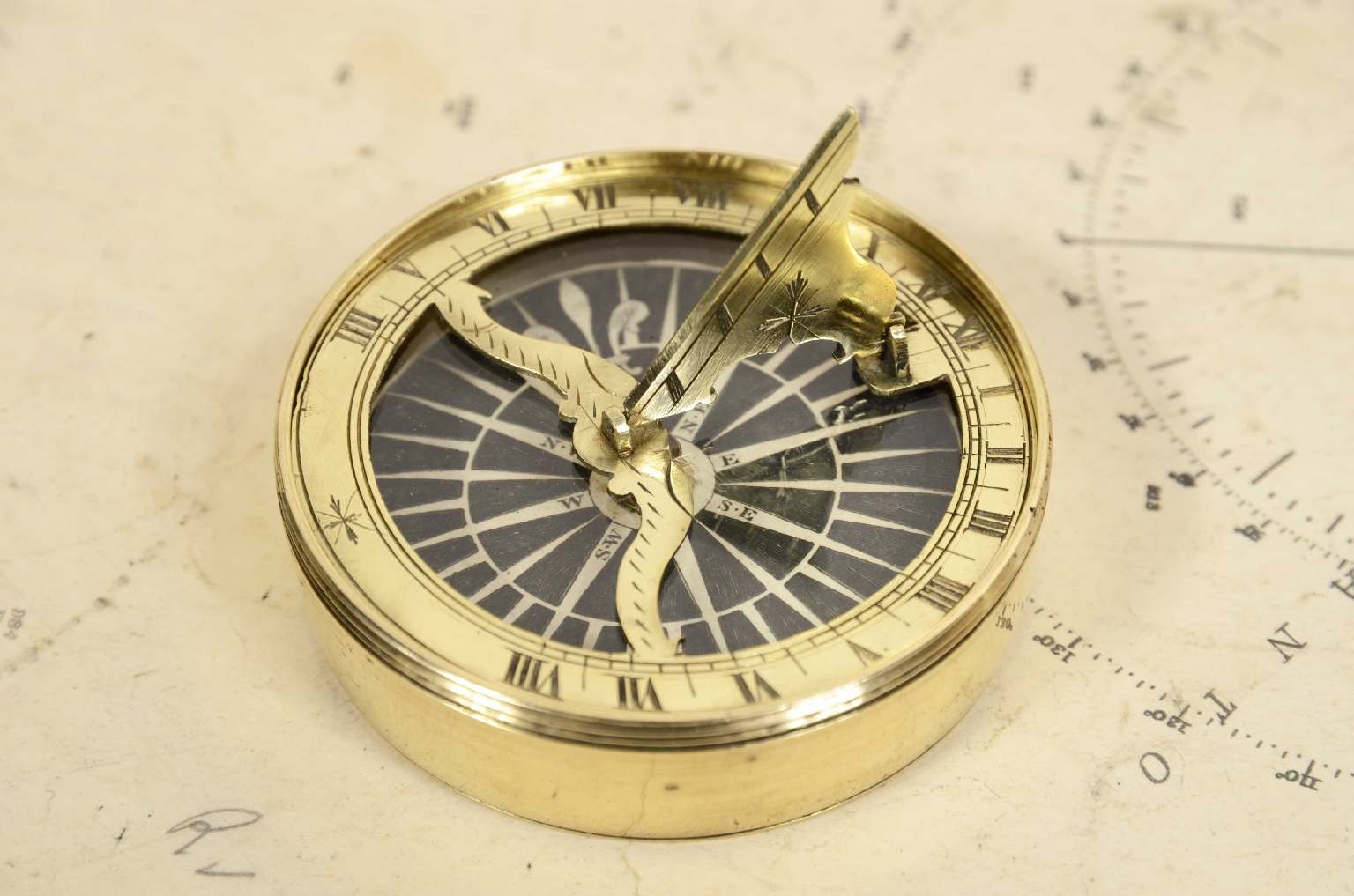 Antique compasses/7929-Compass and Sundial