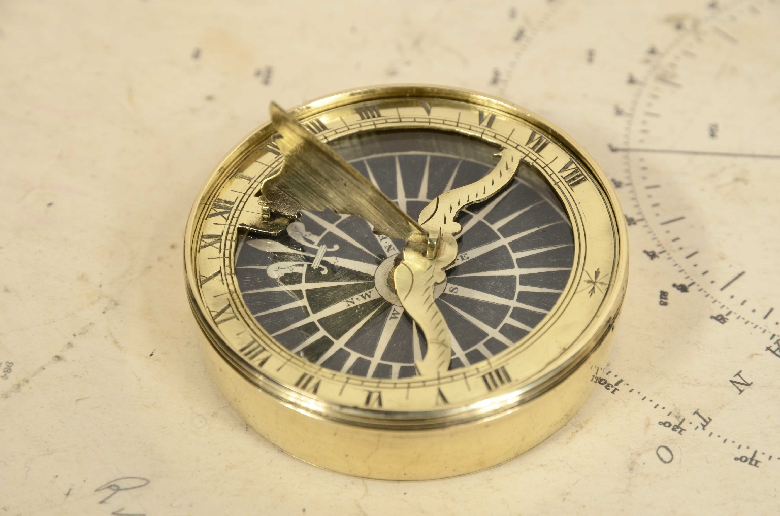 Antique compasses/7929-Compass and Sundial
