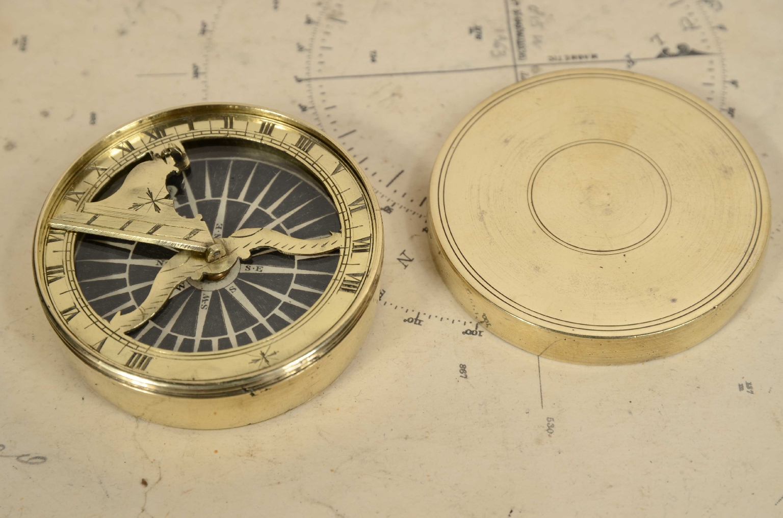 Antique compasses/7929-Compass and Sundial