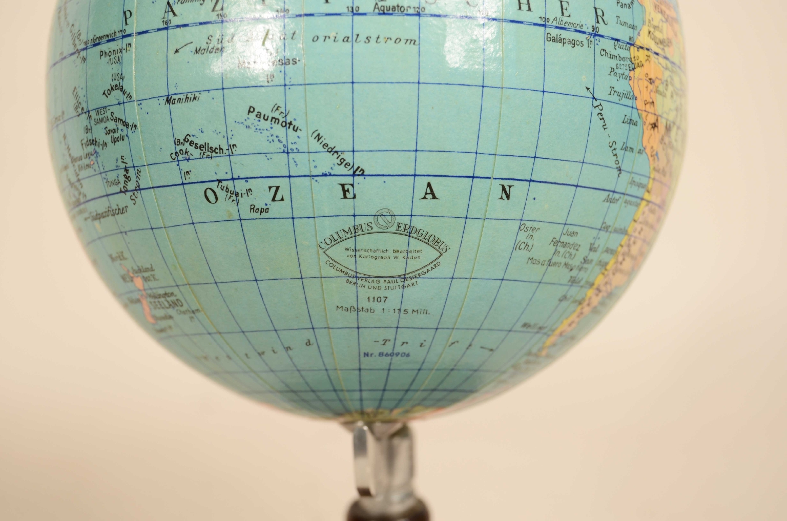 Antique globes-world maps/8040-Small Terrestrial Globe