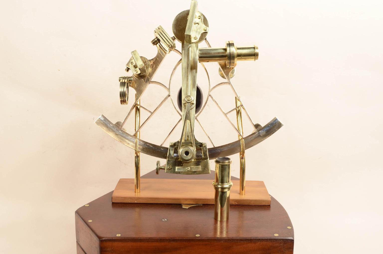 Nautical antiques/8070-Antique Sextant