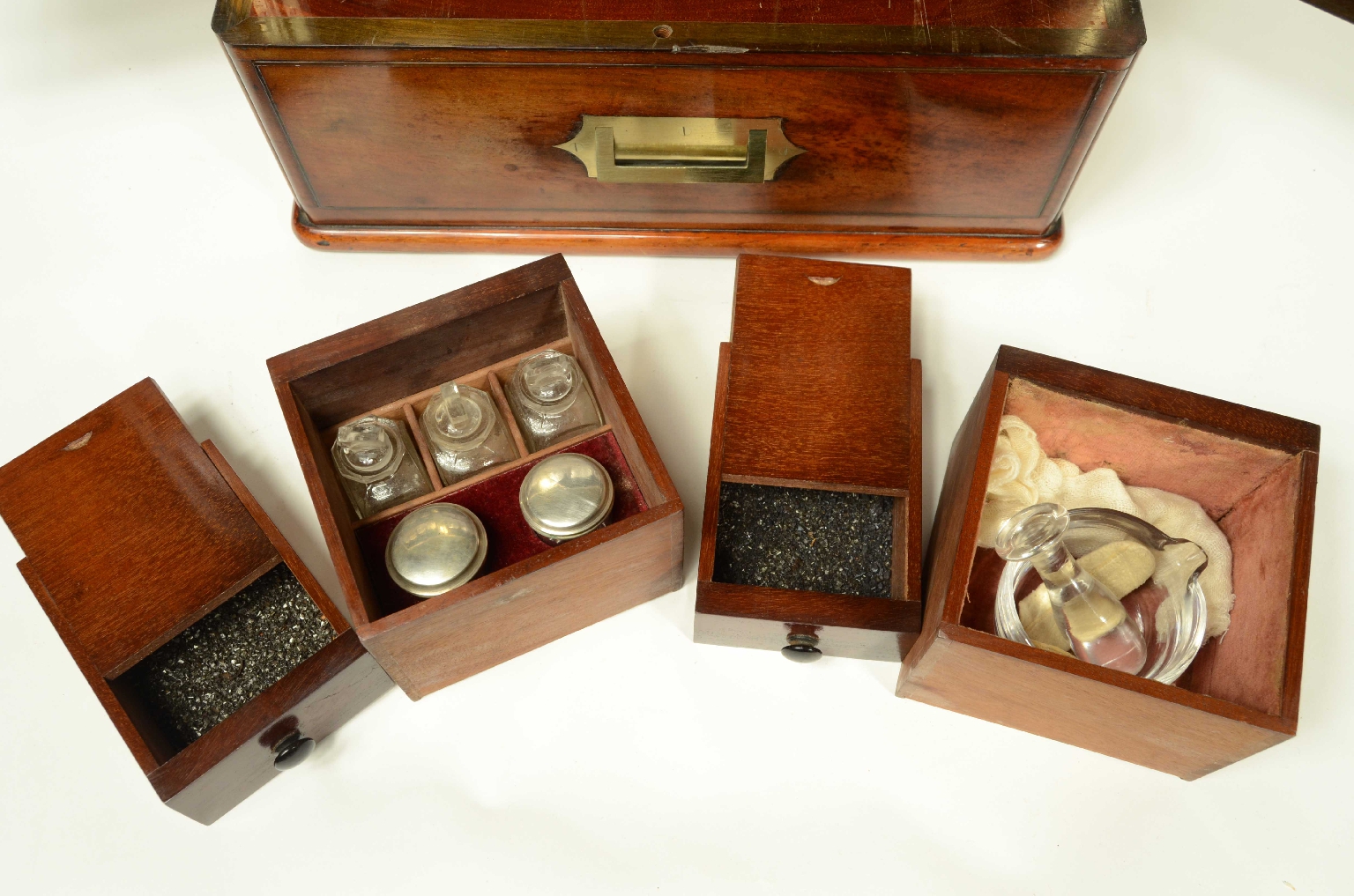 Old medical instruments/8464-Apothecary Chest