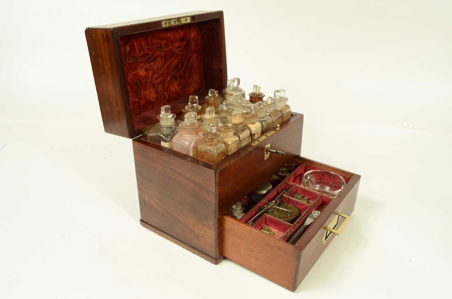 Old medical instruments/8473-Travelling Apothecary