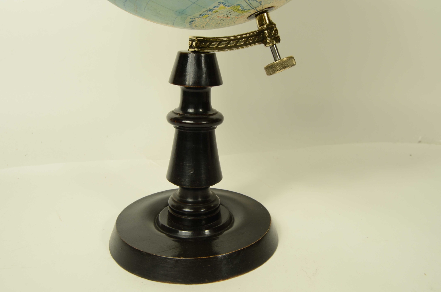 Antique globes-world maps/8485-Terrestrial Globe