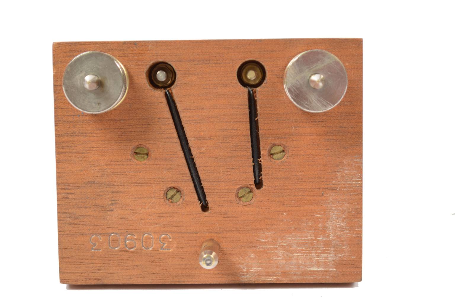 Antique measuring instruments/A45-Mirror galvanometer